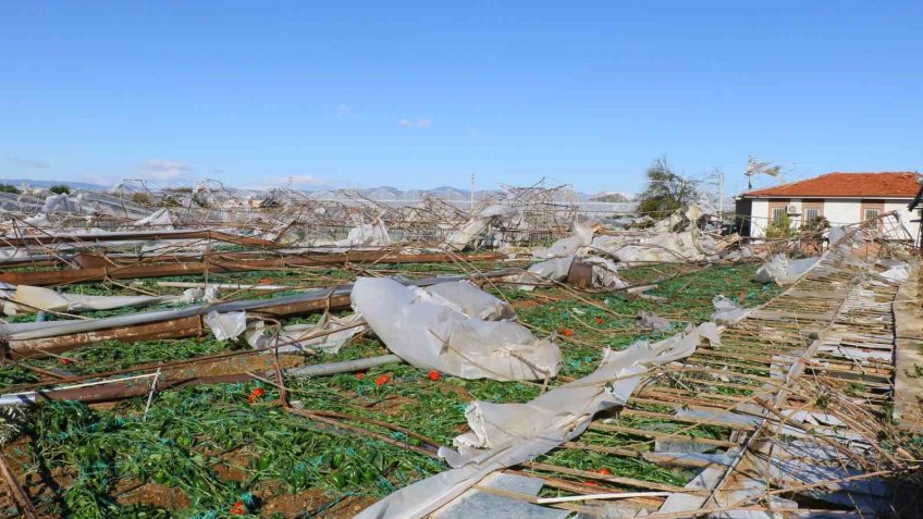 Hortumun verdiği zarar gün ağarınca ortaya çıktı