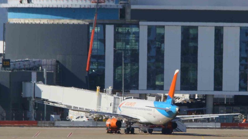 İniş sırasında motoru yanan uçak Antalya Havalimanı 2’nci Terminal’deki park noktasına alındı