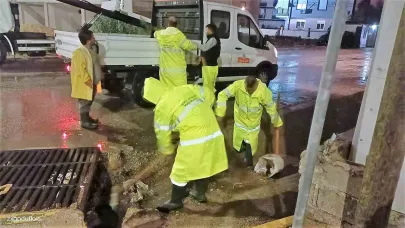 Kepez’den su taşkınına karşı gece mesaisi