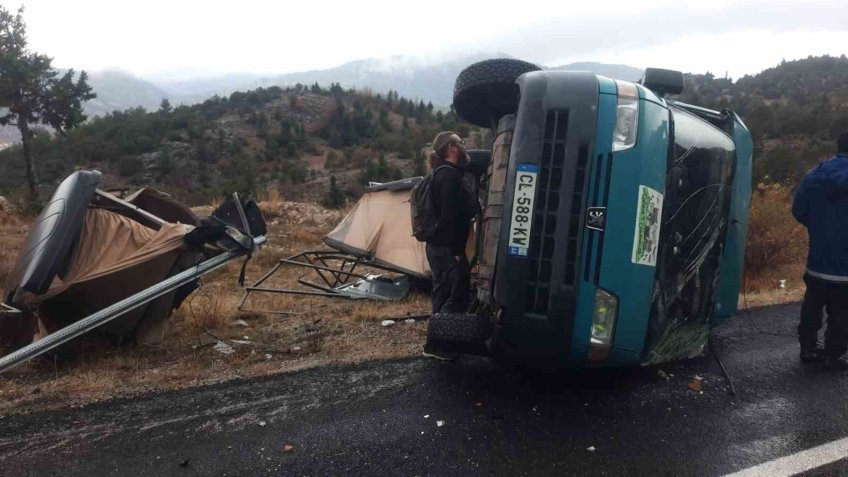 Minibüs devrildi, yabancı uyruklu sürücü yaralandı