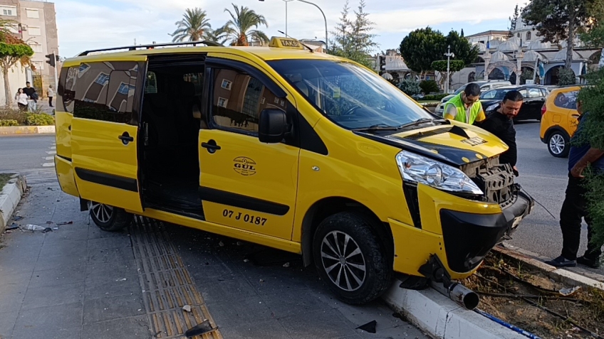 Otomobillerin hurdaya döndüğü kazayı burunları bile kanamadan atlattılar