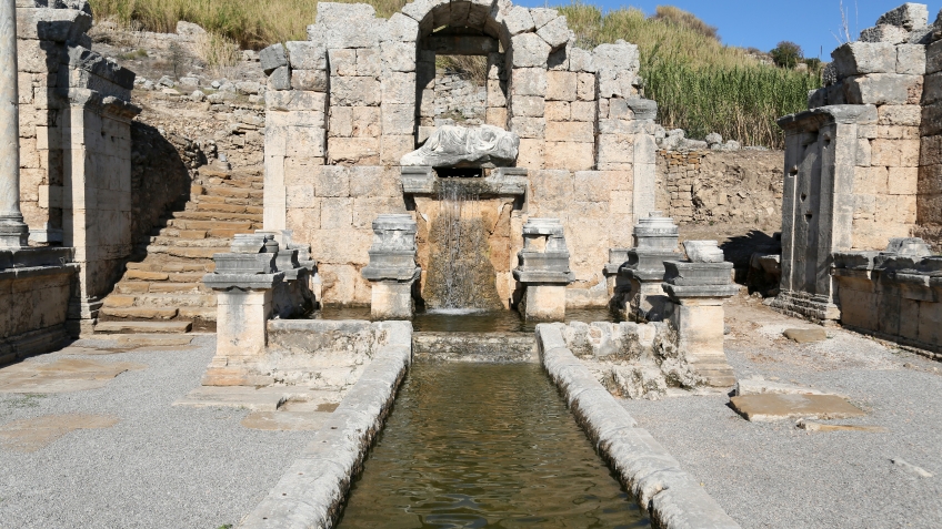 Perge'deki antik çeşmeden 1800 yıl sonra su akmaya başladı