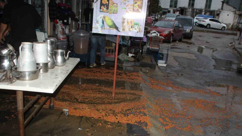 Serik’te sağanak etkili oldu, yollar göle döndü, iş yerlerini su bastı