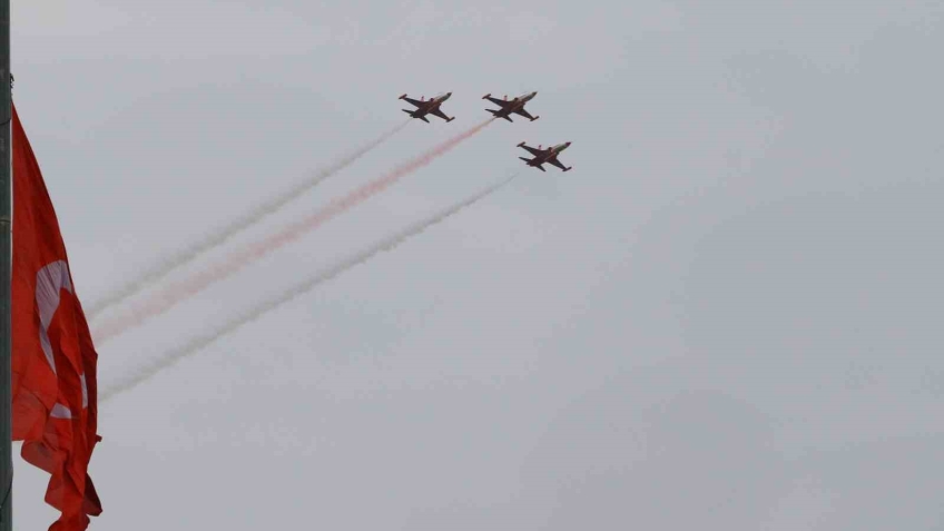 Türk Yıldızları’ndan Antalya’da ’Ataya Saygı Uçuşu’