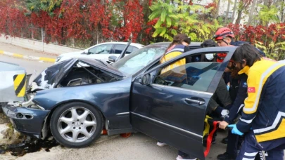 Bariyere ’ok’ gibi saplandı, sıkışan sürücüyü itfaiye çıkardı