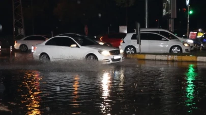 Antalya'da sağanak; yollar su altında kaldı