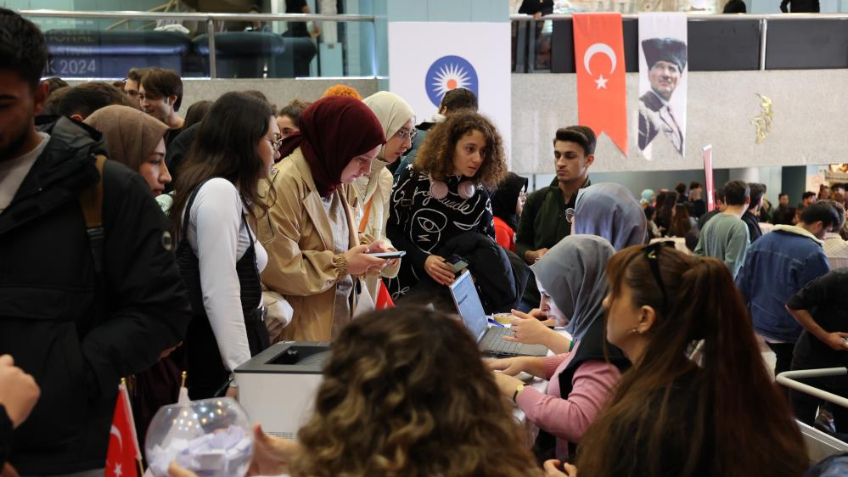 Büyükşehir Belediyesi, Gönüllüler Günü’nü gençlerle kutladı