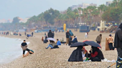 Şemsiye altında deniz keyfi