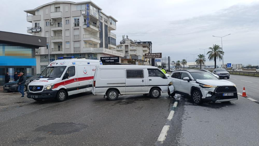 Kamyonet ile otomobil çarpıştı: 1 yaralı