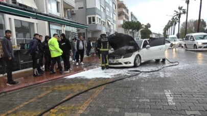 Alanya’da park halindeki lüks otomobil yandı