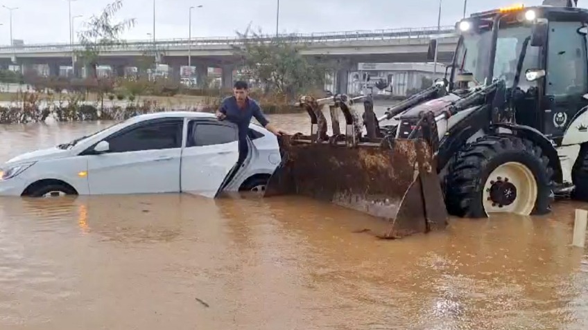 Antalya'da sağanak; göle dönen yollarda mahsur kaldılar