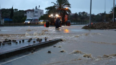 Manavgat’ta yoğun yağış etkili oldu, yollar göle döndü