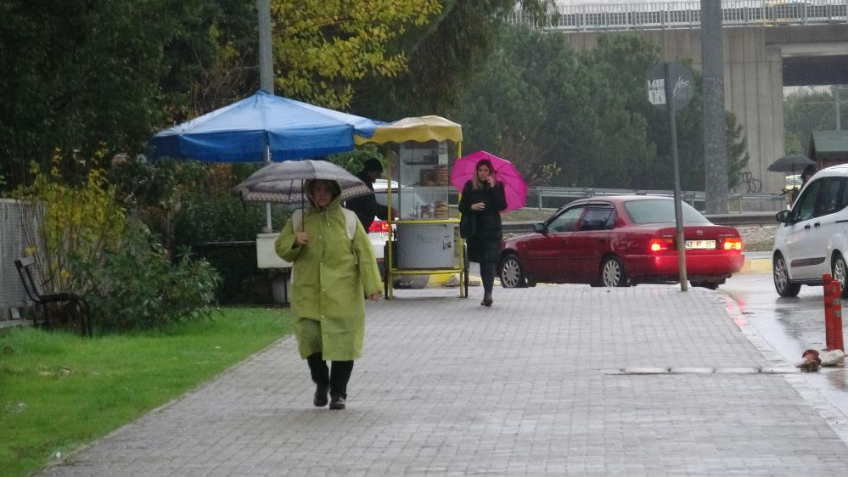 Antalya’da yağmur trafiği çıldırttı , Konyaaltı Sahili sisle kaplandı