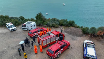 Falezlerden düşen otomobil, özel mıknatısla aranıyor