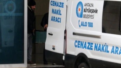 Eski kız arkadaşının babası tarafından bıçaklanan genç, hayata tutunamadı