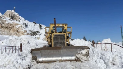 Gözlemevinde mahsur kalan 2 personel için dozer gönderildi