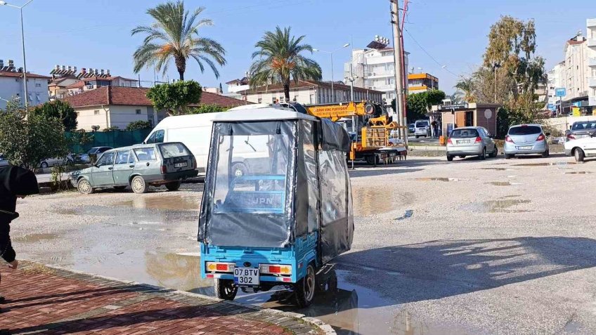 Kaldırıma çarpıp devrilen elektrikli bisikletin sürücüsü yaralandı