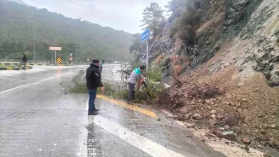 Kemer’de ufak çaplı toprak kayması meydana geldi