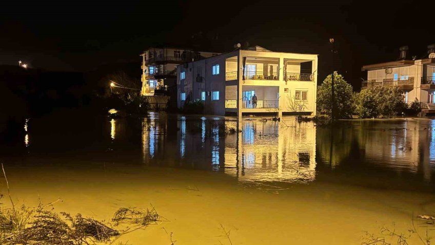 Manavgat’ta büyükşehir ekipleri 51 su baskınına müdahale etti