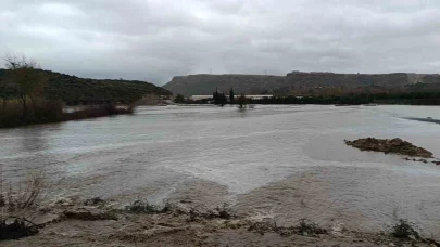 Manavgat’ta dağlardan gelen sel suları ulaşımı olumsuz etkiliyor