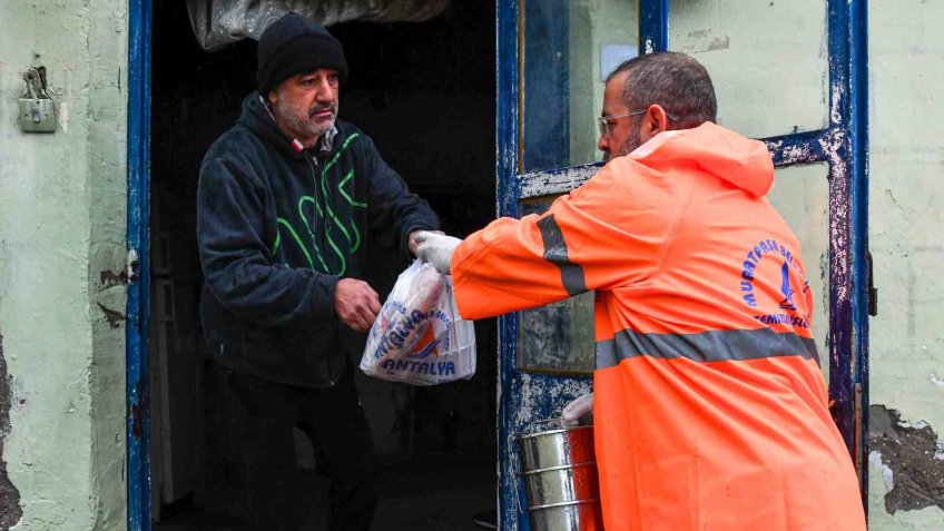 Muratpaşa sıcak yemek desteğini aksatmadı