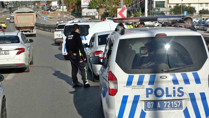 Polisin lastiklerini patlatarak durdurduğu ehliyetsiz sürücünün  isyanı