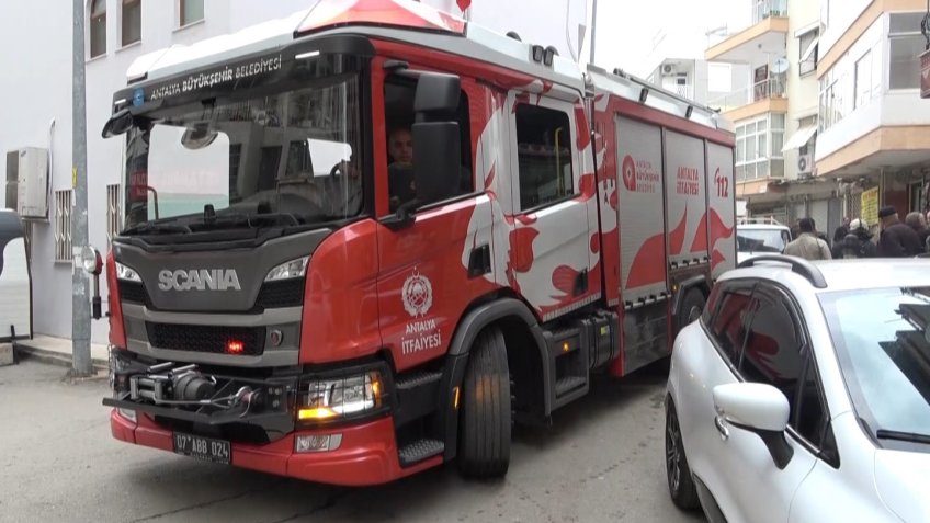 Yangına giden itfaiye ekiplerinin dar sokaklardaki park çilesi