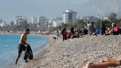 Antalya’da karla kaplı dağların gölgesinde deniz ve güneş keyfi