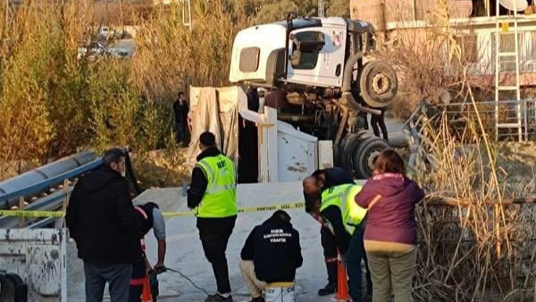 Köprü çöktü, kamyon dereye düştü