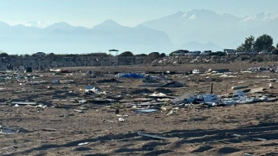 4 yıl sonra yıkılan çardak kentten geriye sahildeki çöpleri kaldı