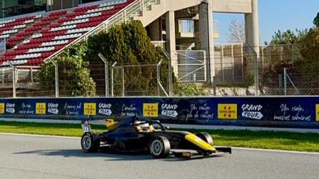 Türkiye'nin ilk kadın Formula pilotu Sena Savaşer, İspanya ve İtalya'da F4 ile piste çıktı