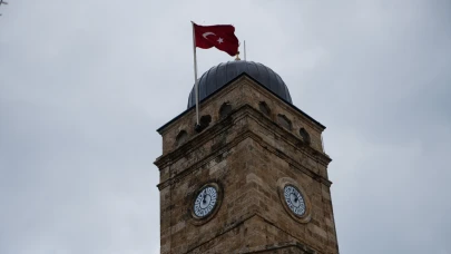 Antalya’nın tarihi Saat Kulesi’nde zamana meydan okuyamayan saat: “Bir tık geriden geliyor”