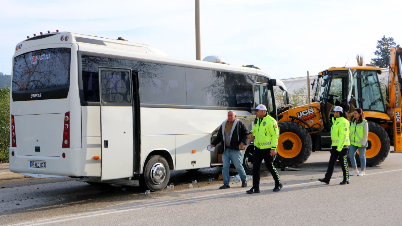 Midibüs ile iş makinesi çarpıştı; 15'i çocuk, 23 yaralı