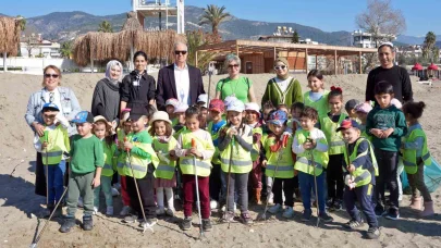 Alanya Belediye Başkanı Özçelik, çocuklar ile sahili temizledi