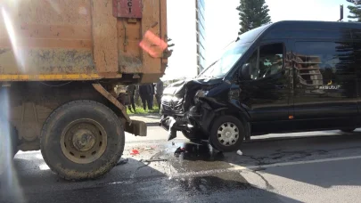 Alanya’da minibüs, hafriyat aracına arkadan çarptı: 2 yaralı