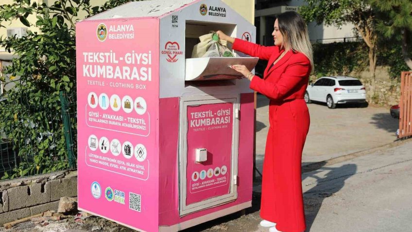 Alanya’da tekstil atıkları giysi kumbarasıyla geri dönüştürülüyor