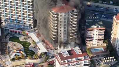 Alanya’daki otel inşaatı yangınının başladığı anlar dron kamerasında