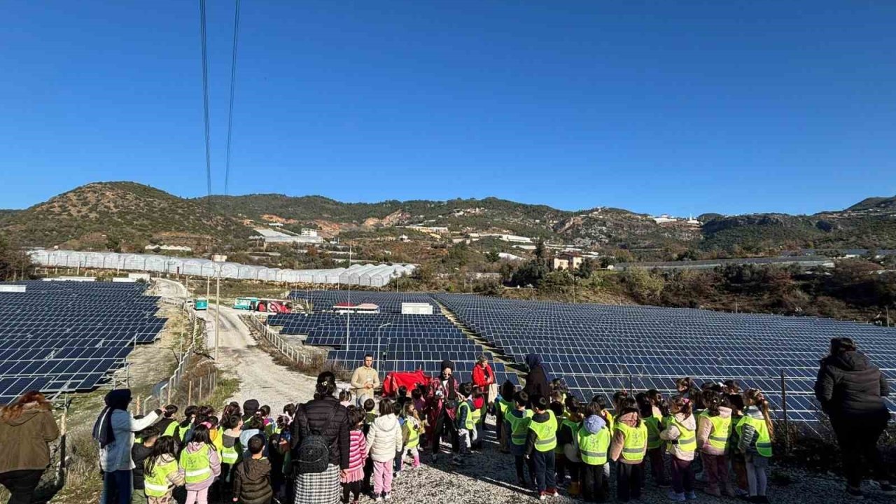 Alanyalı çocuklara güneş enerjisi santrali tanıtıldı