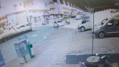 Aniden dönen otomobille çarpışan motosiklet sürücüsü ölümle burun buruna geldi