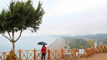 Antalya’da yağmur altında deniz keyfi