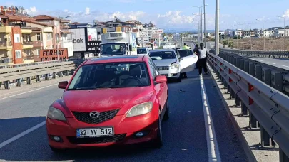 Arızalanan otomobilini iterek götürmeye çalıştı, 2 ayrı kazaya sebep oldu