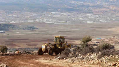 Müren yayla yolunda dev kayalar parçalanarak yol genişletiliyor