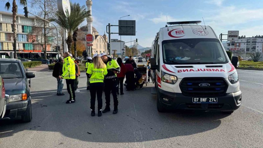 Okul servis aracıyla motosiklet çarpıştı: 1 yaralı