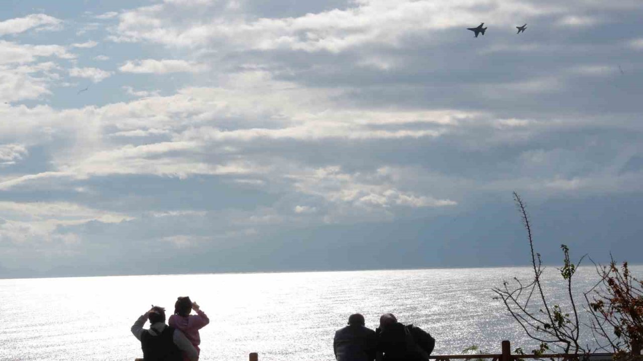 SoloTürk’ten Antalya semalarında deniz üstü eğitim uçuşu