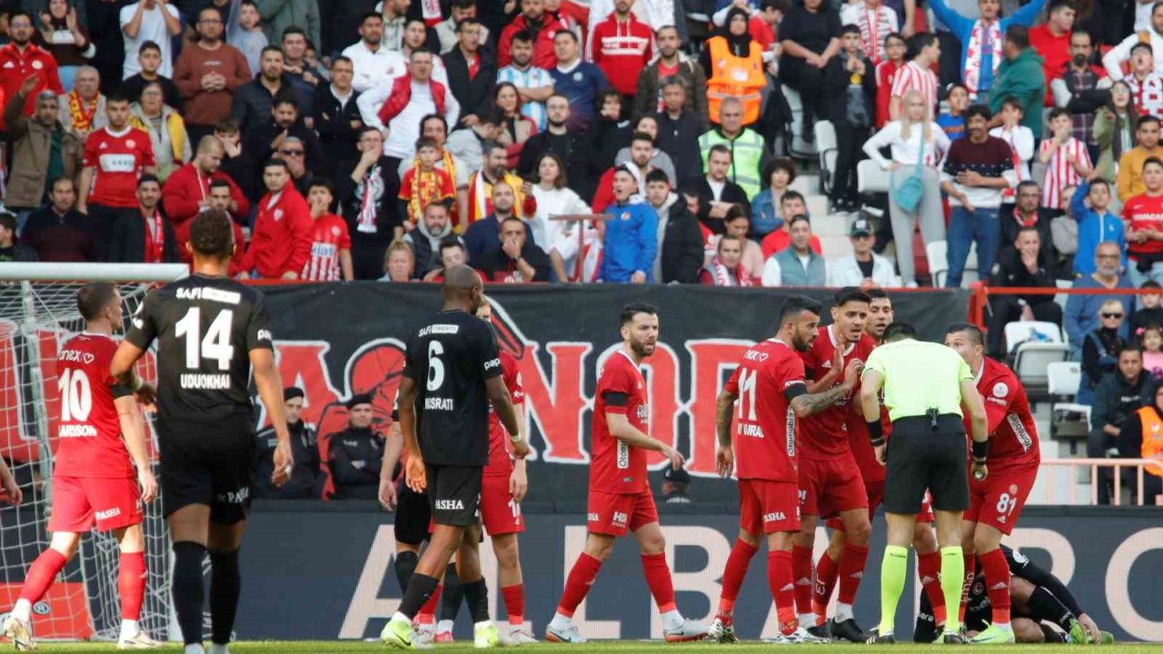 Trendyol Süper Lig: Antalyaspor: 0 - Beşiktaş: 0 (İlk yarı)