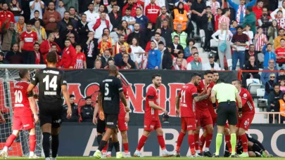 Trendyol Süper Lig: Antalyaspor: 0 - Beşiktaş: 0 (İlk yarı)