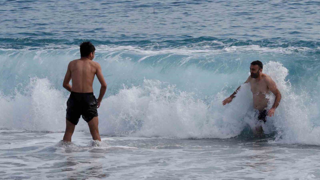 Yüksek kesimlerinde kar etkili olan Antalya’nın sahilinde deniz keyfi