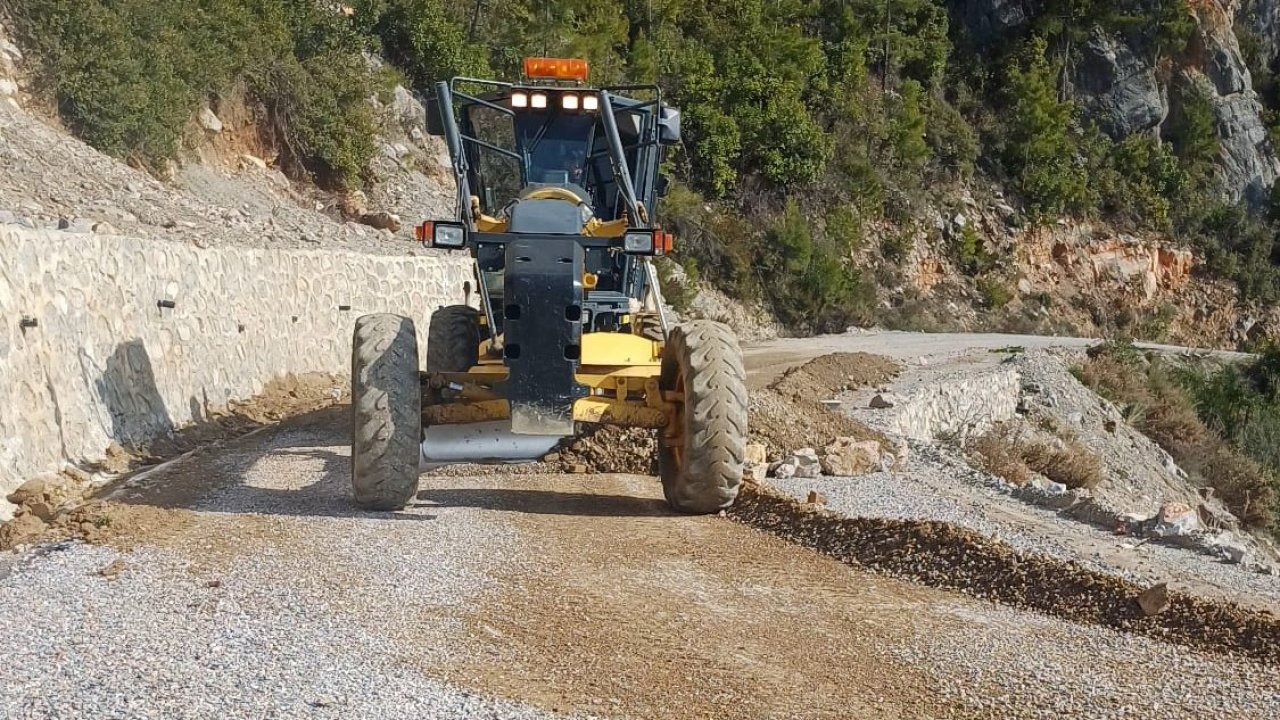 Büyükşehir ekiplerinden Alanya yollarında çalışma