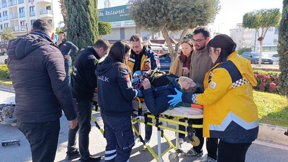 Yaya geçidinden karşıya geçen motosiklete kamyonet çarptı: 2 yaralı