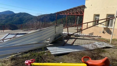 Fırtına Gazipaşa’da köy konağının çatısını uçurdu